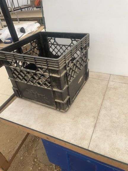 4 pair of welding clamps, 2 pair of vice grip, 1 pair of Westward, one is no name, comes in milk cra