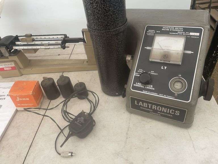 Working 919 with a 3 1/2" bar lab electronic grain tester comes with a scale, books and charts