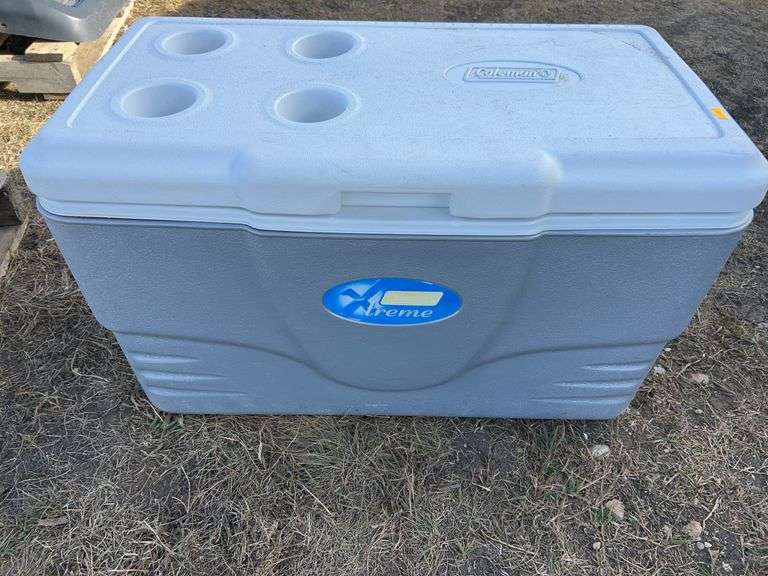 Coleman Extreme cooler & pair of halogen lamps