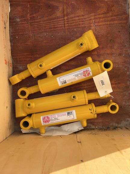 UNUSED 4 hydraulic cylinders