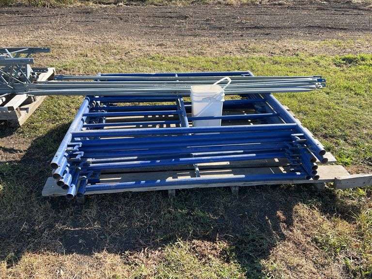 8 scaffold sections & 8 cross members