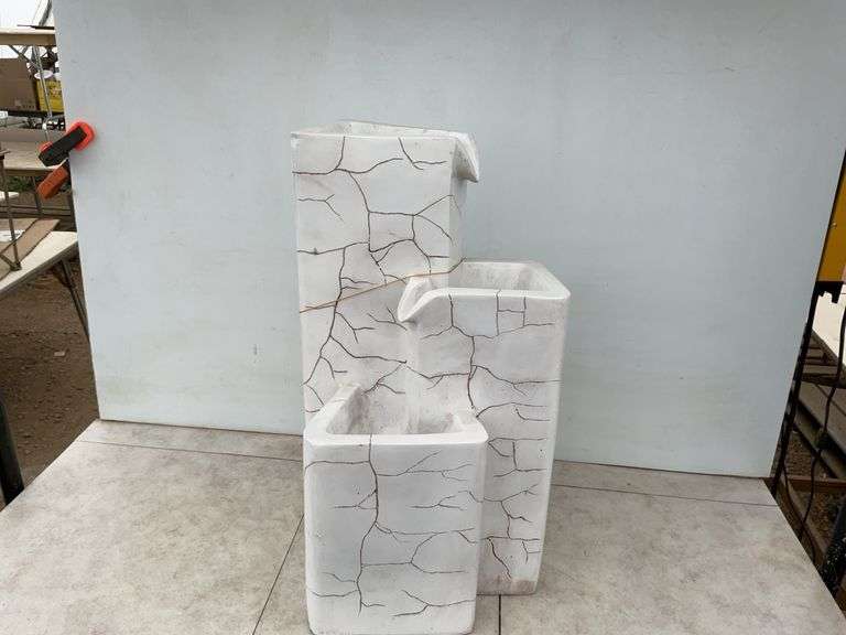 Unused outdoor crackle pillar fountain comes with the pumps