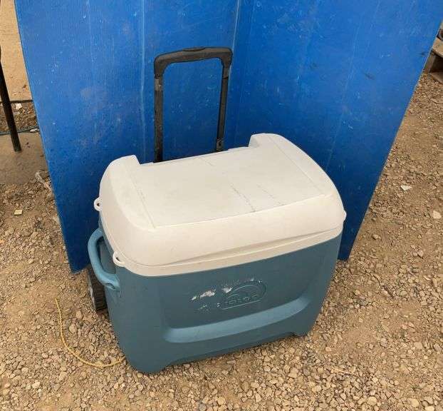 Igloo cooler comes with wheels and retractable handle