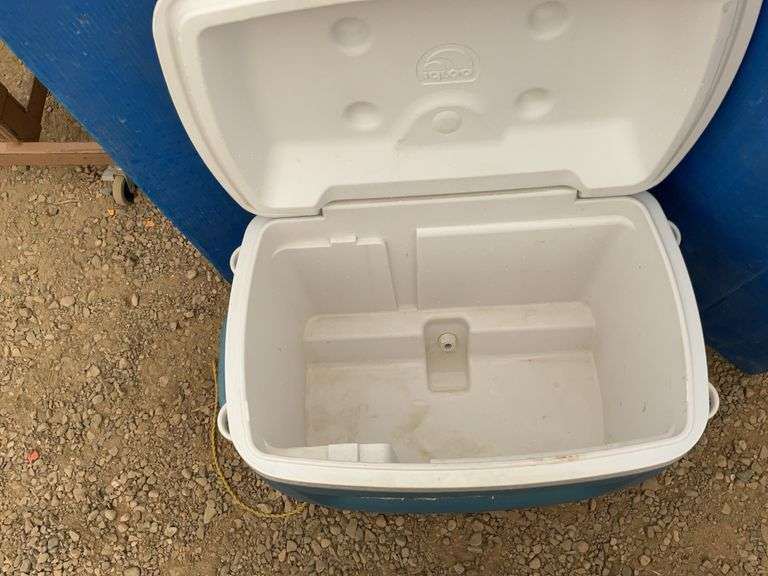 Igloo cooler comes with wheels and retractable handle