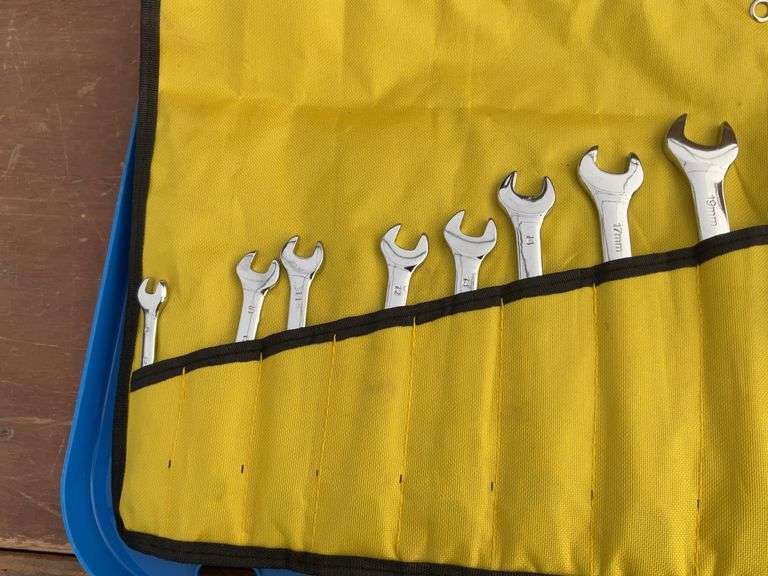 1/4” drive socket set, set of metric combination wrenches, 3 small baskets