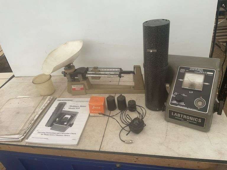 Working 919 with a 3 1/2" bar lab electronic grain tester comes with a scale, books and charts