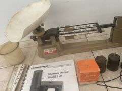 Working 919 with a 3 1/2" bar lab electronic grain tester comes with a scale, books and charts