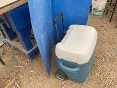 Igloo cooler comes with wheels and retractable handle