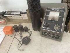 Working 919 with a 3 1/2" bar lab electronic grain tester comes with a scale, books and charts