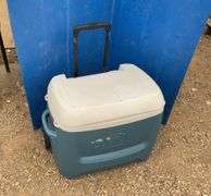 Igloo cooler comes with wheels and retractable handle