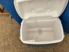 Igloo cooler comes with wheels and retractable handle