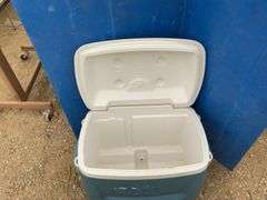 Igloo cooler comes with wheels and retractable handle