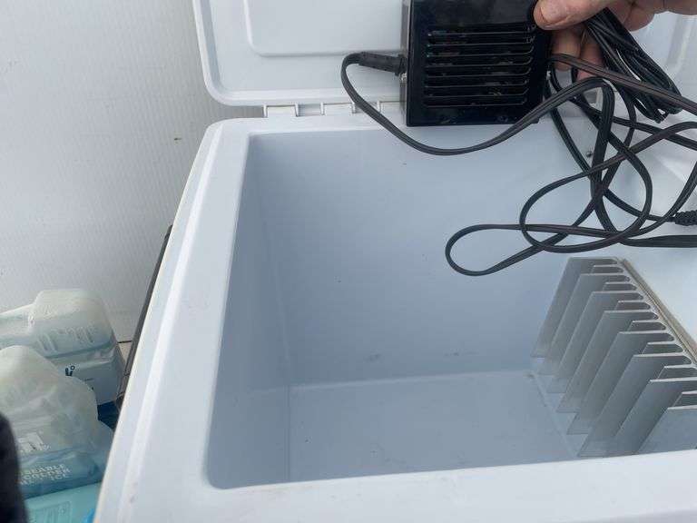Koolatron electric cooler 12V or 110V, quantity of ice packs - condition unknown