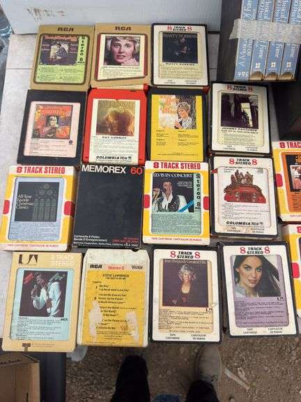 Lrg qty of 8 track stereo tapes including Johnny Cash, Elvis Presley, Willie Nelson etc