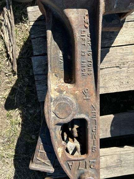 Pallet of railway jacks 1 aluminum, 3 steel