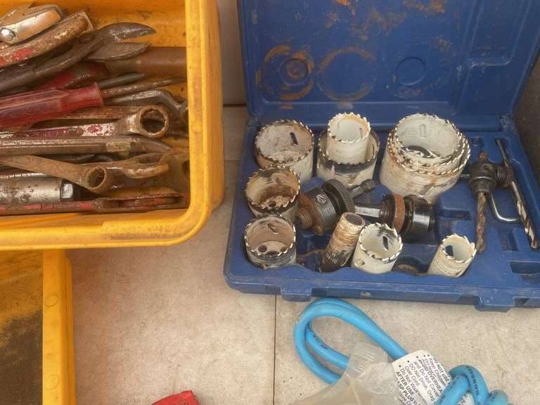 Set a holesaws, miscellaneous tools in plastic toolbox, tool bag and miscellaneous