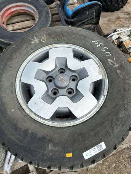 4 Chev tires and rims - P235/75R15