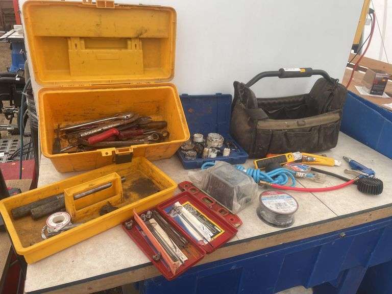 Set a holesaws, miscellaneous tools in plastic toolbox, tool bag and miscellaneous