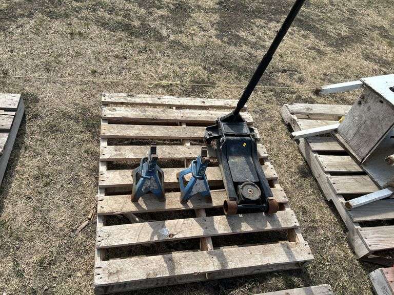 Floor jack - works and pair of jack stands