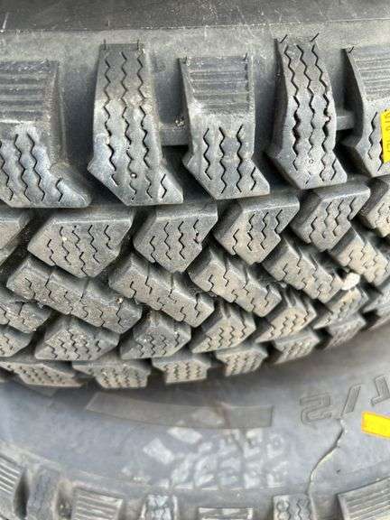 4 Chev tires and rims - P235/75R15