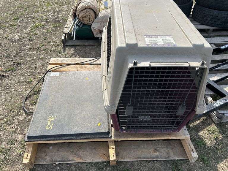 Large pet kennel and a heating mat