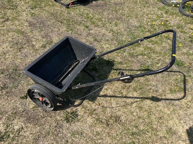 Grass/fertilizer spreader