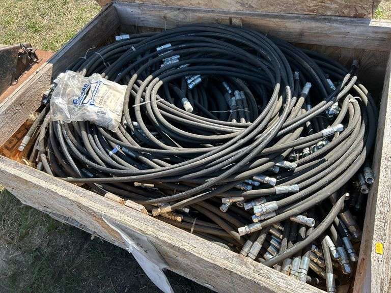 Large quantity of hydraulic hoses