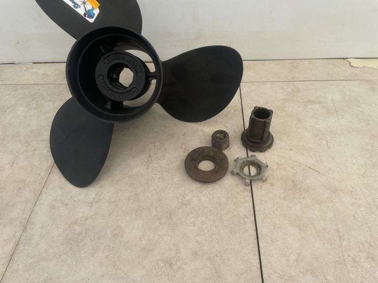 Boat prop 14 x 23 comes with adaptors