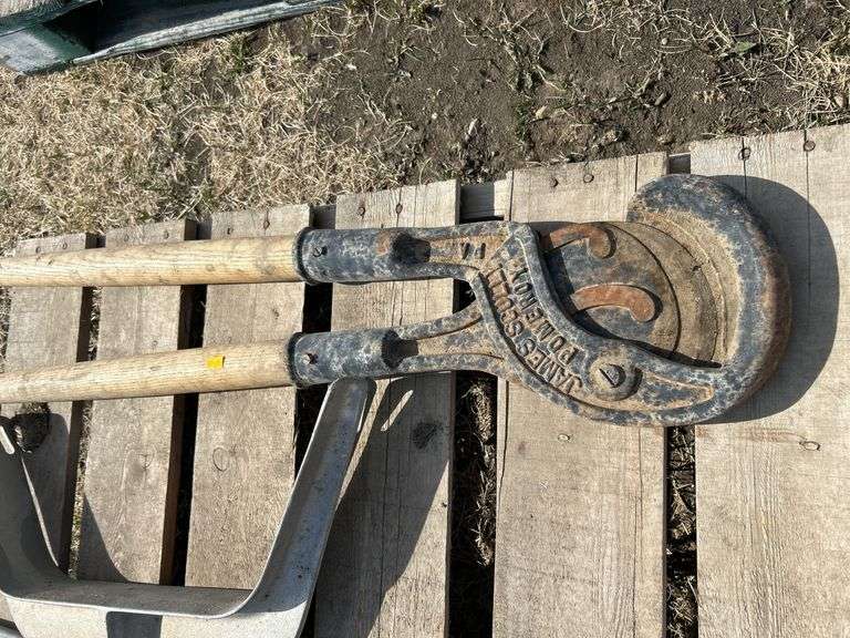 Pallet dehorners and calf puller