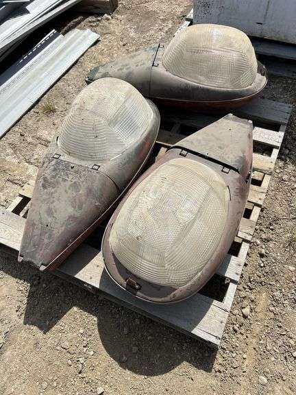 Pallet with 3 yard lights - condition unknown