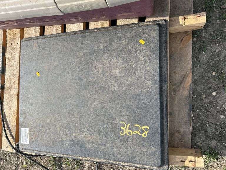 Large pet kennel and a heating mat