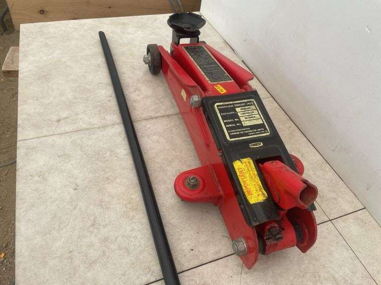 Working 3000 pound trolley jack