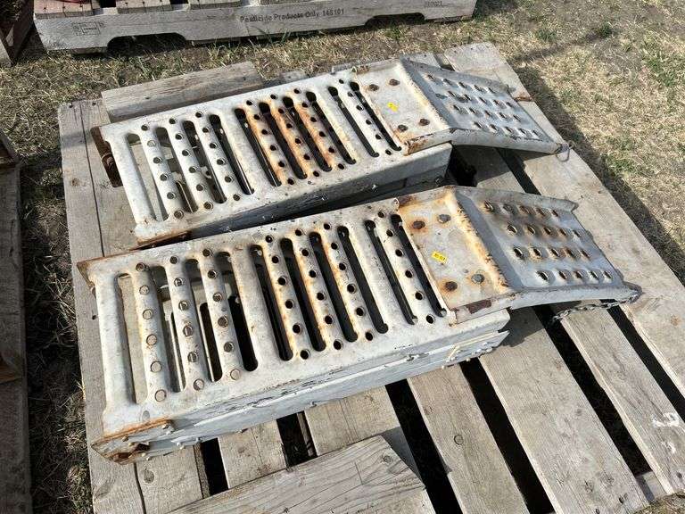 Pair of metal car ramps/loading ramps