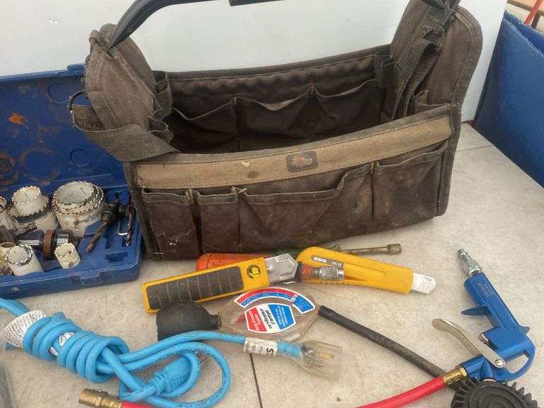 Set a holesaws, miscellaneous tools in plastic toolbox, tool bag and miscellaneous