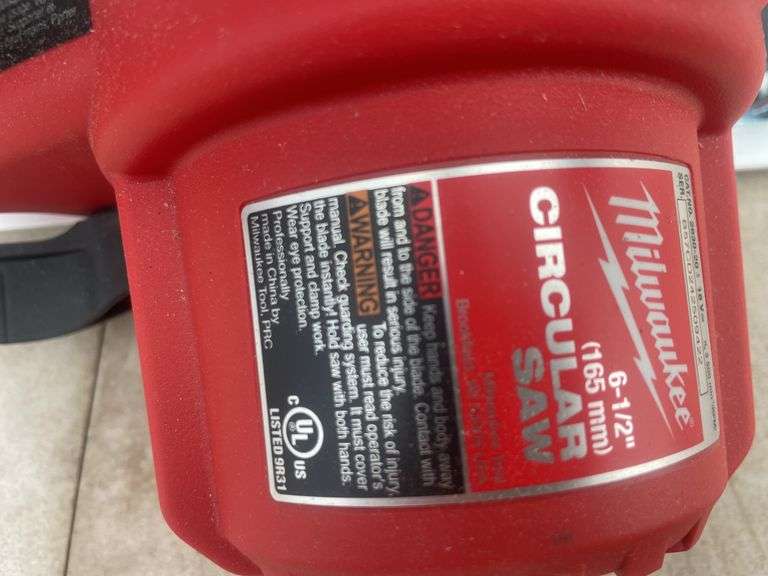 6 1/2" Milwaukee cordless saw unused, comes with some Milwaukee impact screwdriver bits