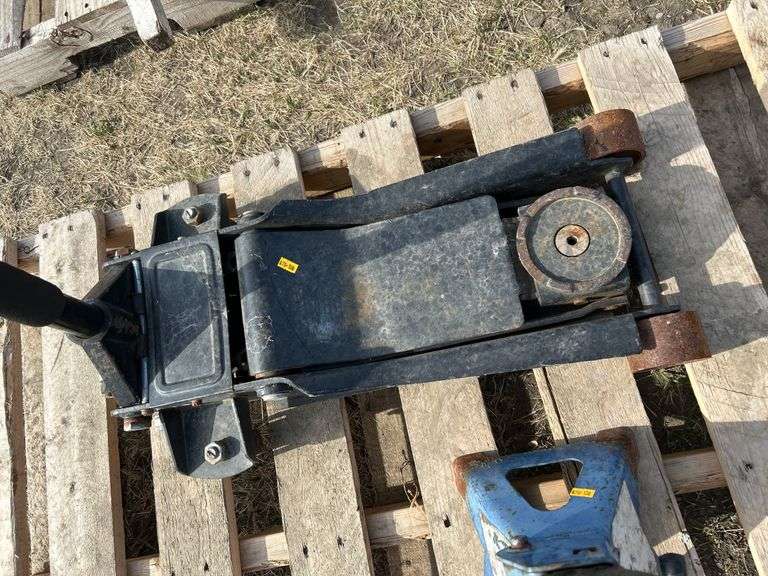 Floor jack - works and pair of jack stands
