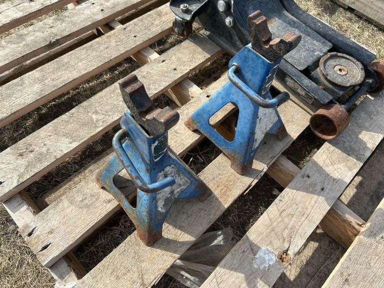 Floor jack - works and pair of jack stands