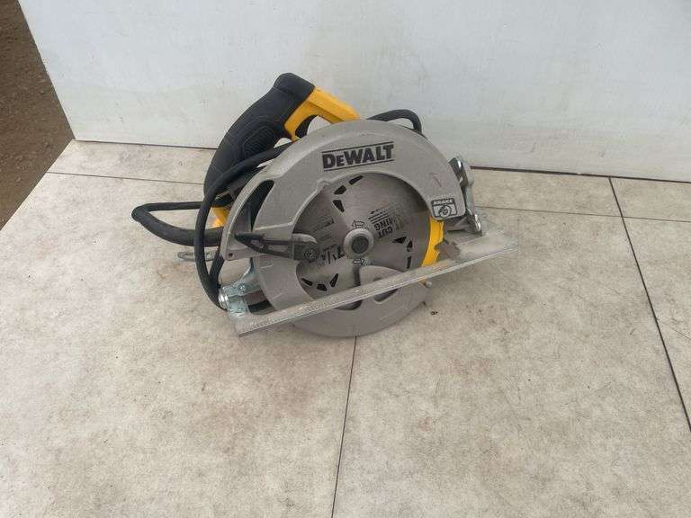 Working DeWalt 15 amp Skil saw