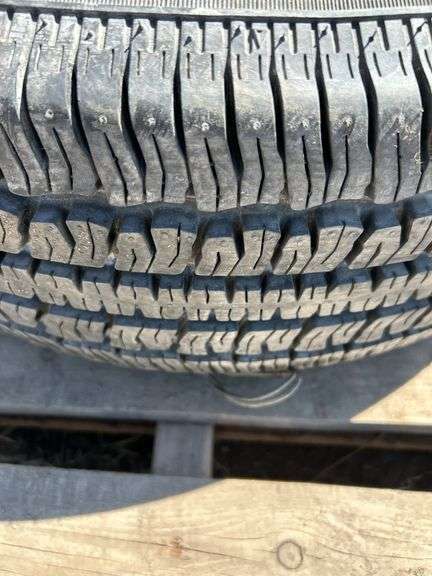 Ford Ranger tire and rim - P225/70R14
