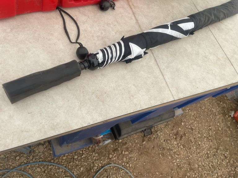 Set a road flares, air hose unused, umbrella