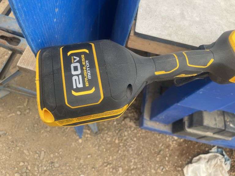 Dewalt 20V whipper snipper only - working condition no batteries or charger