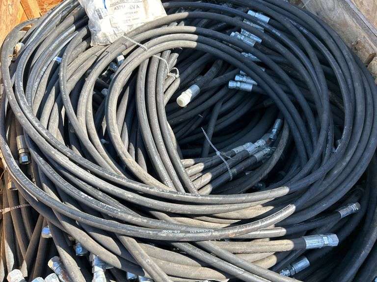 Large quantity of hydraulic hoses