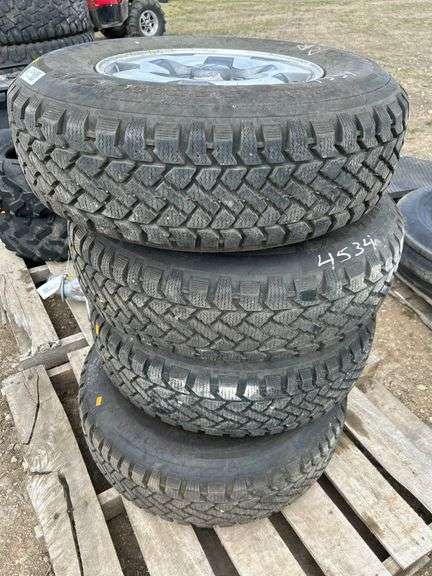 4 Chev tires and rims - P235/75R15