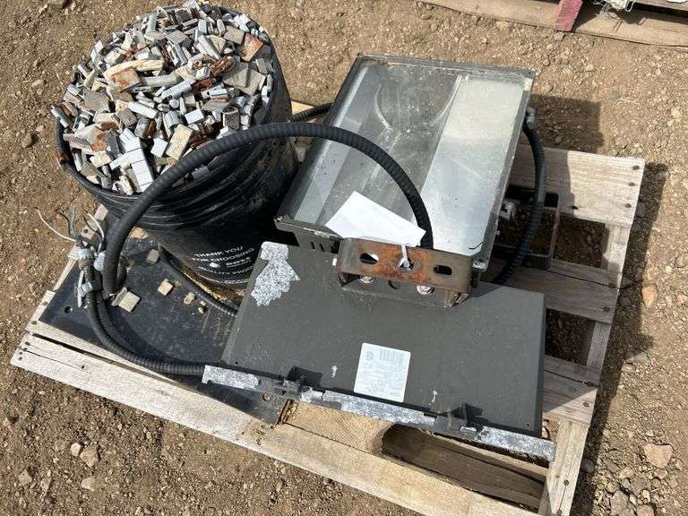 Pallet with 2 outdoor lights and a pail of weights