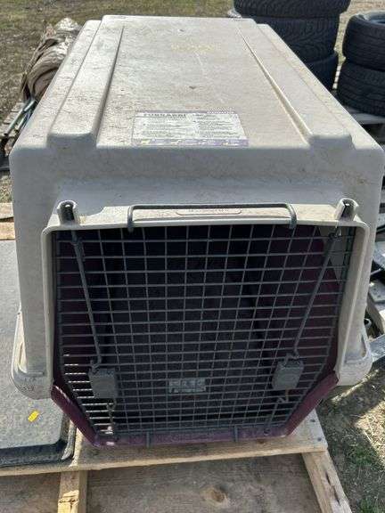 Large pet kennel and a heating mat