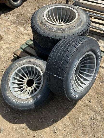 4 tirs/rims -2 - 255/60SR15 and 2 - 31x10.50R15LT
