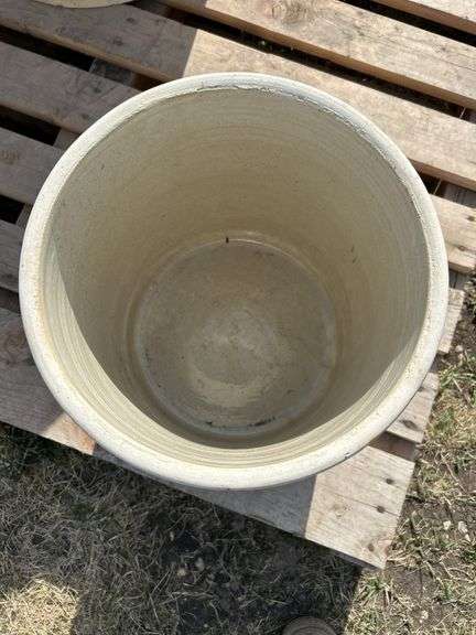 4 gal Medalata crock - no visible cracks but please come and inspect yourself
