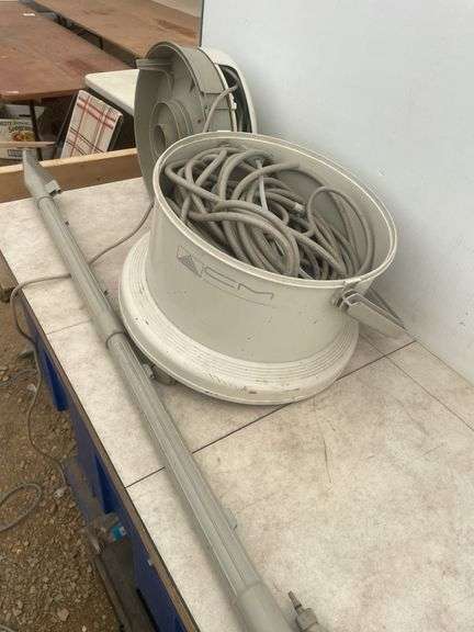 Bissell shampooer - runs but condition unknown - missing one wheel
