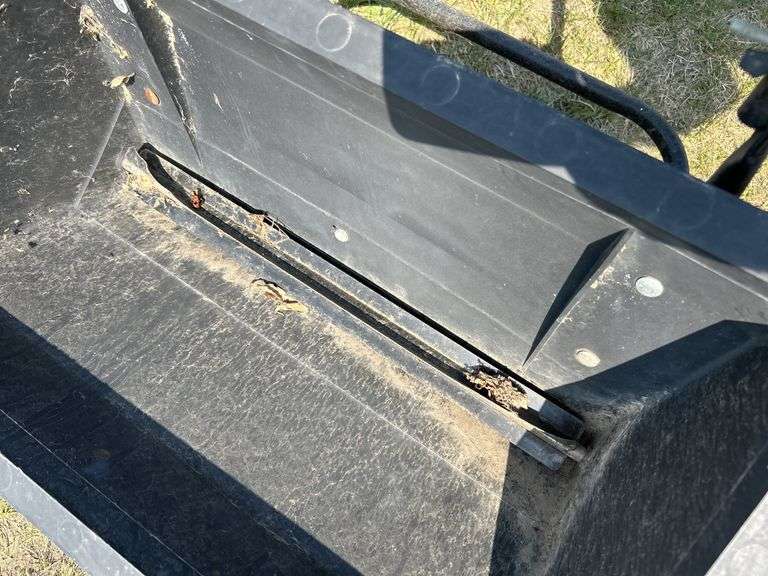 Grass/fertilizer spreader