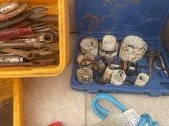Set a holesaws, miscellaneous tools in plastic toolbox, tool bag and miscellaneous